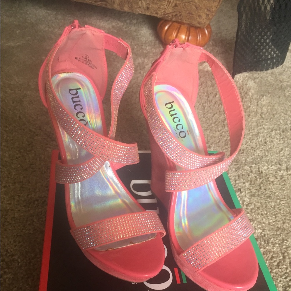 BUCCO wedge sparkle sandals